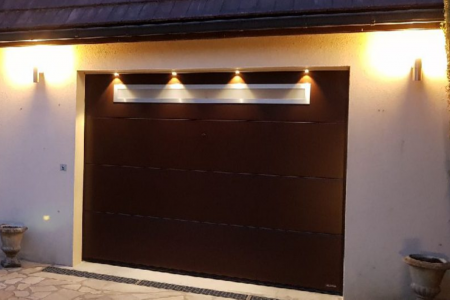 Porte de garage sectionnelle avec insert vitrée éclairé à Caen - Côté Maison Isolation
