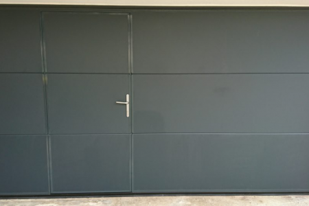 Porte de garage sectionnelle au plafond avec portillon intégré à Caen
