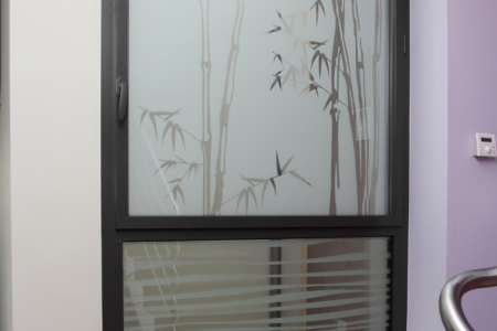 Fenêtre battante avec imposte et verre imprimé - côté maison isolation