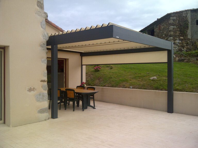 Pergola en aluminium gris avec toile rétractable.