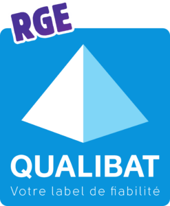 Logo de certification RGE QUALIBAT, indiquant un label de fiabilité dans le domaine des travaux d'isolation et menuiseries.