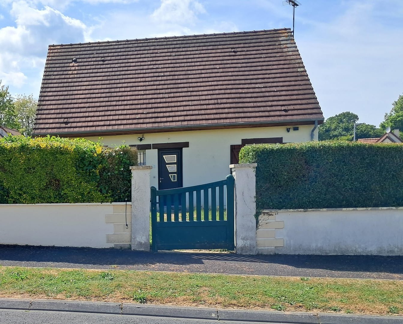 Portail en bois coloré, à battant, avec une finition en bois.