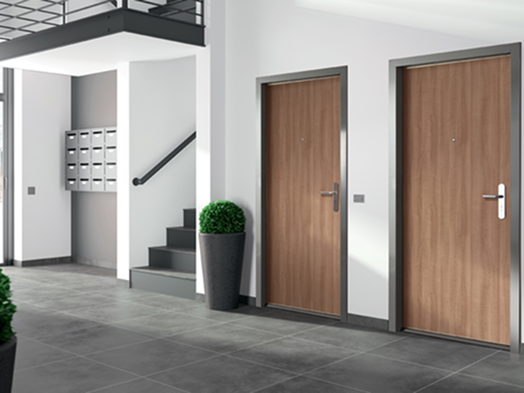 Porte palière en bois avec finition naturelle et poignée en métal.