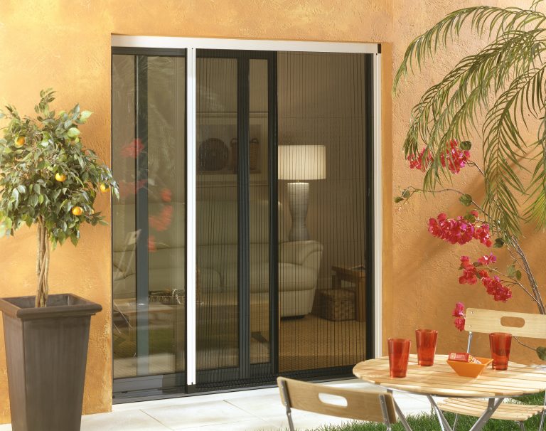 Porte-fenêtre en aluminium noir avec moustiquaire intégrée.