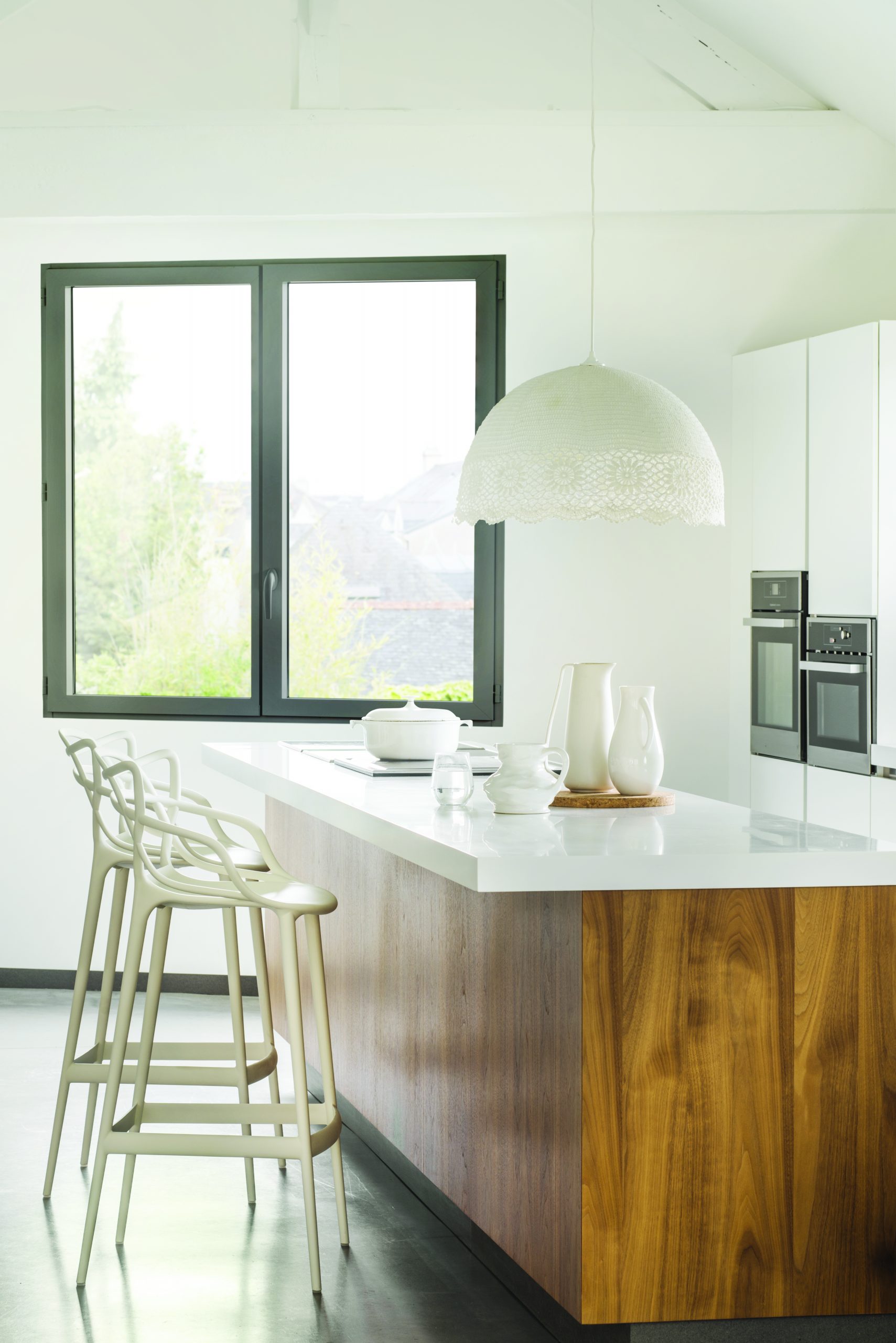 Fenêtre à double vitrage avec cadre noir, installée dans une cuisine moderne.