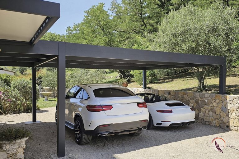 Carport en pergola en aluminium noir, abritant deux voitures.
