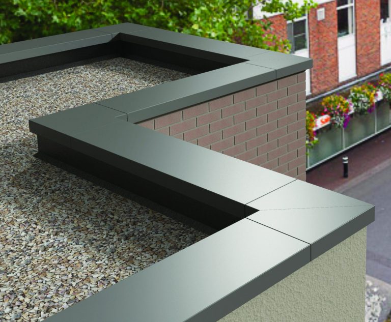 Bordure de toit en aluminium, finition gris, installée sur un mur en briques.