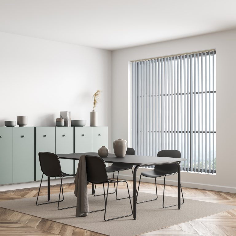 Store à bandes verticales en tissu gris clair.