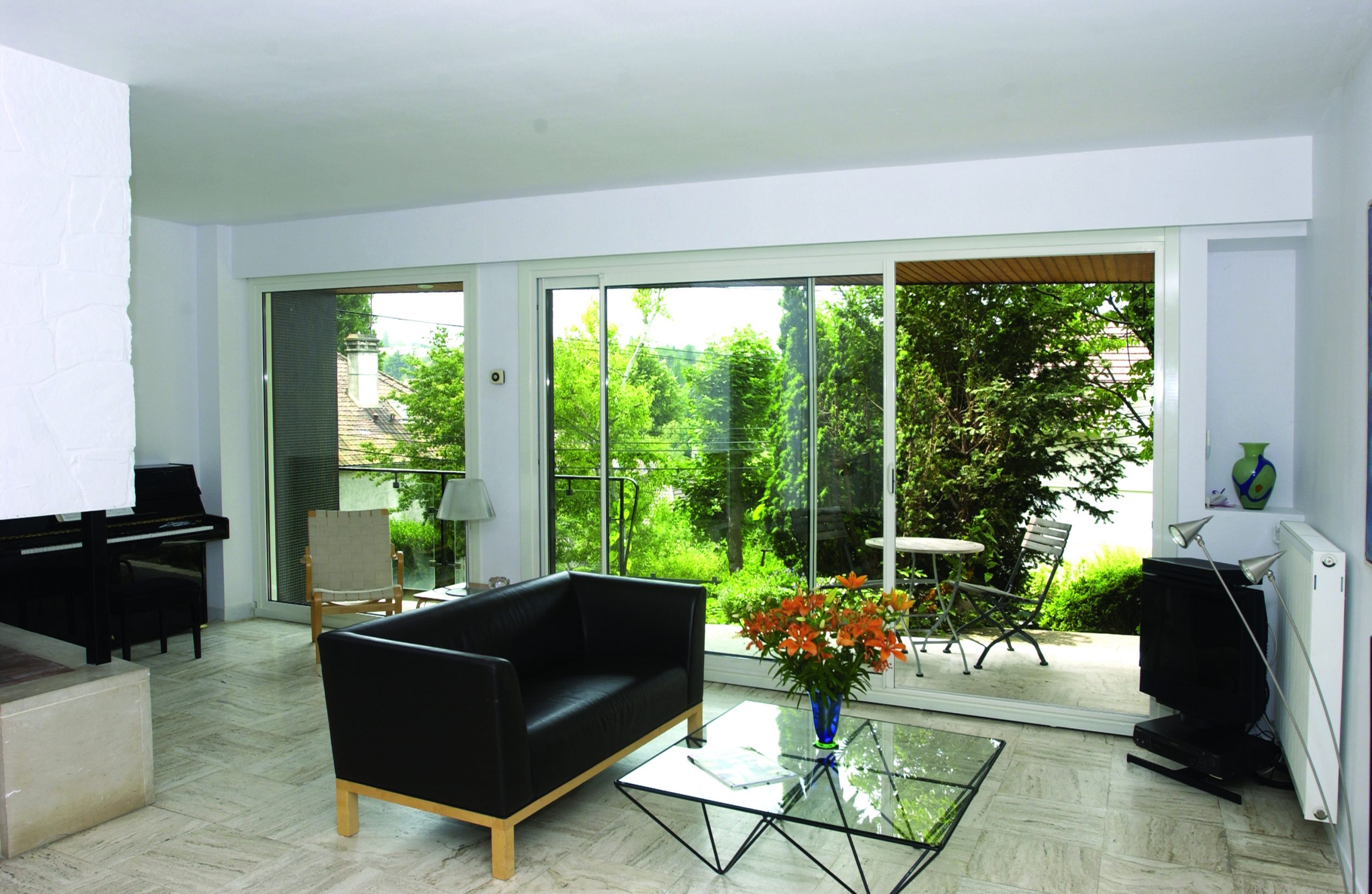 Baie vitrée coulissante en aluminium avec verre transparent.