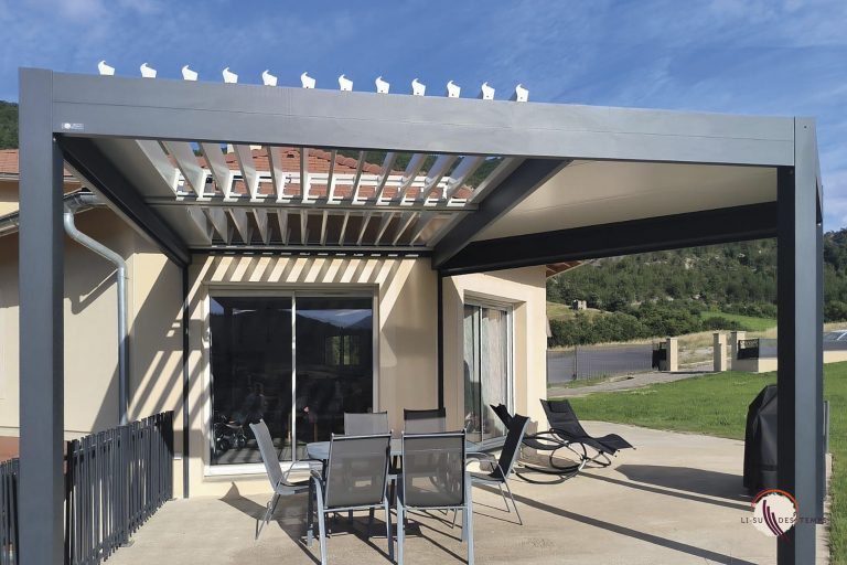 Pergola bioclimatique avec lames orientables en aluminium gris.