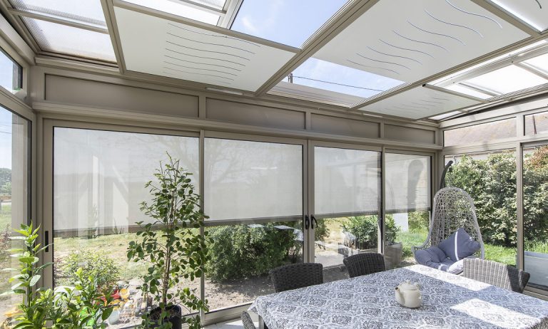 Pergola à toit ouvrant en aluminium avec stores intégrés.