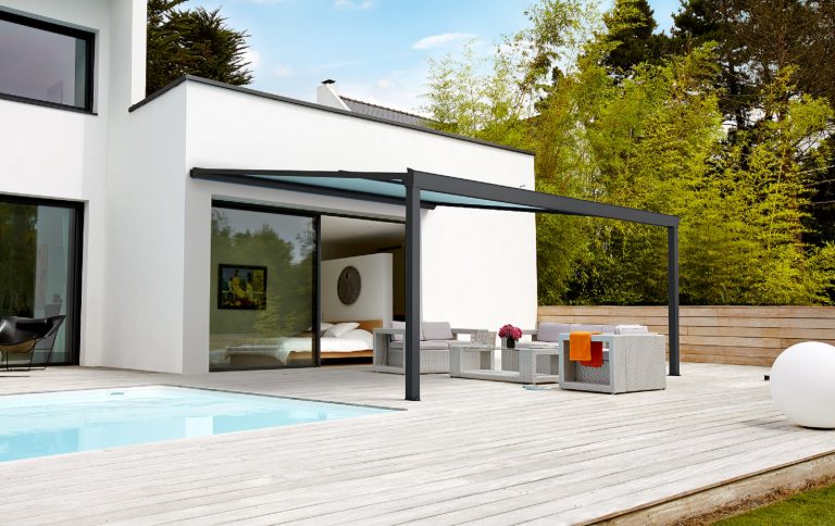 Pergola en aluminium avec toile rétractable. Installation moderne pour une terrasse.