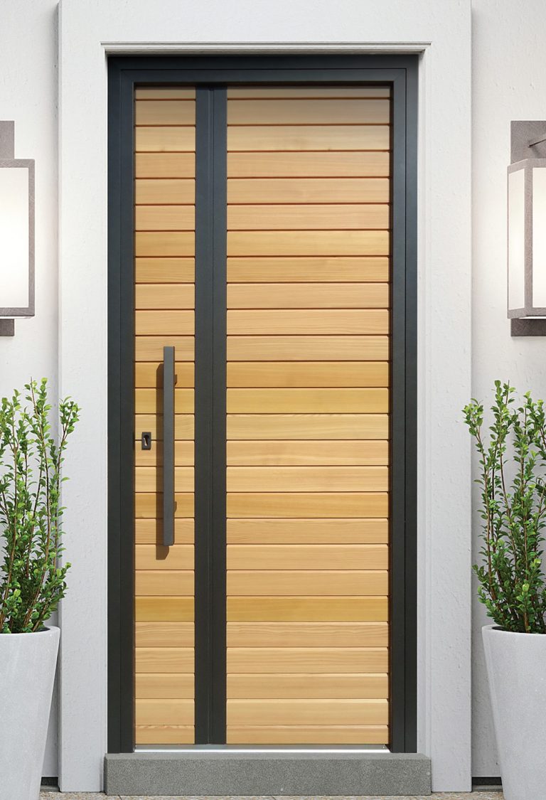 Porte en bois et aluminium à lattes, avec une poignée en métal.