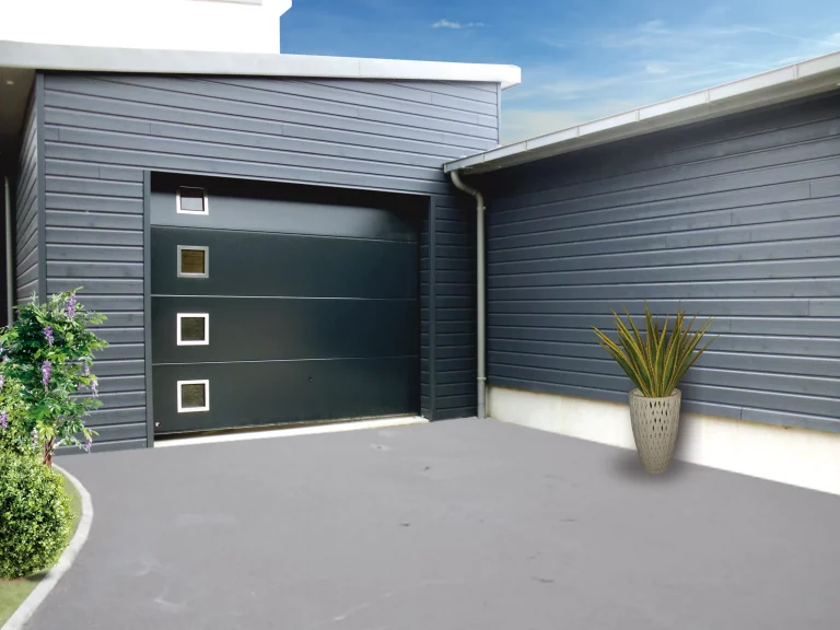 Porte de garage sectionnelle en acier noir avec fenêtres transparentes.