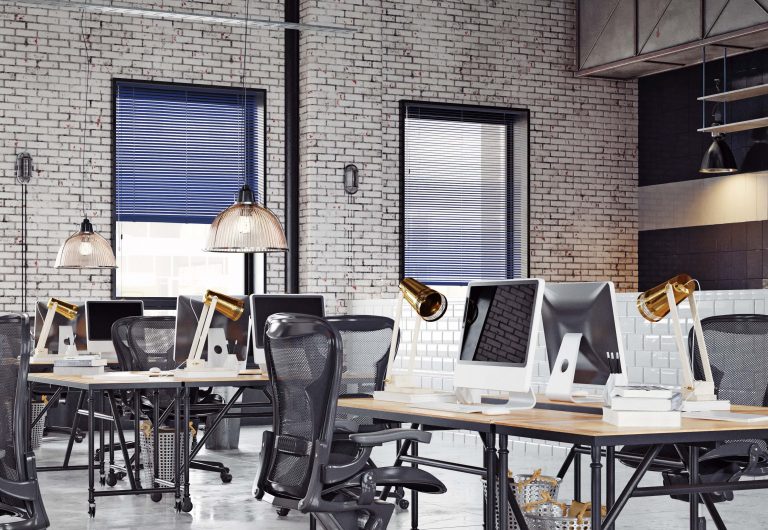 Store vénitien en aluminium bleu installé aux fenêtres d'un bureau.