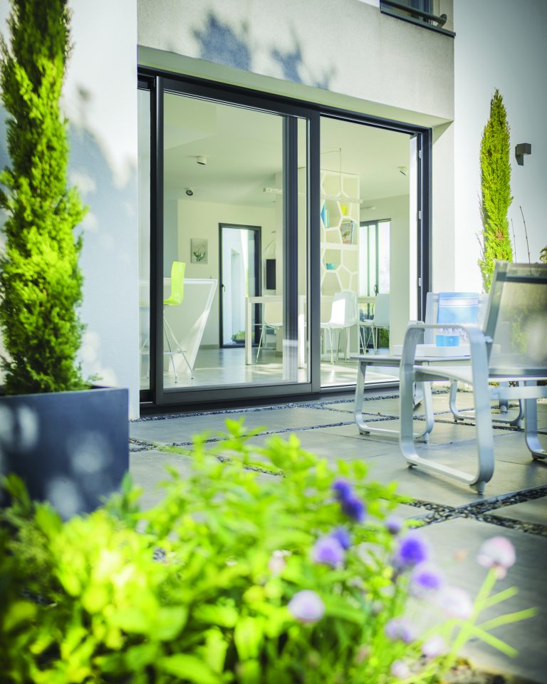 Fenêtre en aluminium coulissante avec cadre noir et vitrage large.