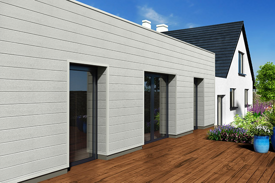 Bardage en panneaux de bois composite gris clair avec grandes fenêtres vitrées.