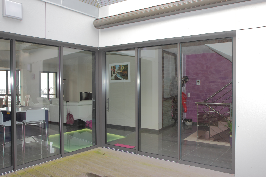 Vitrage en aluminium de grandes baies coulissantes.