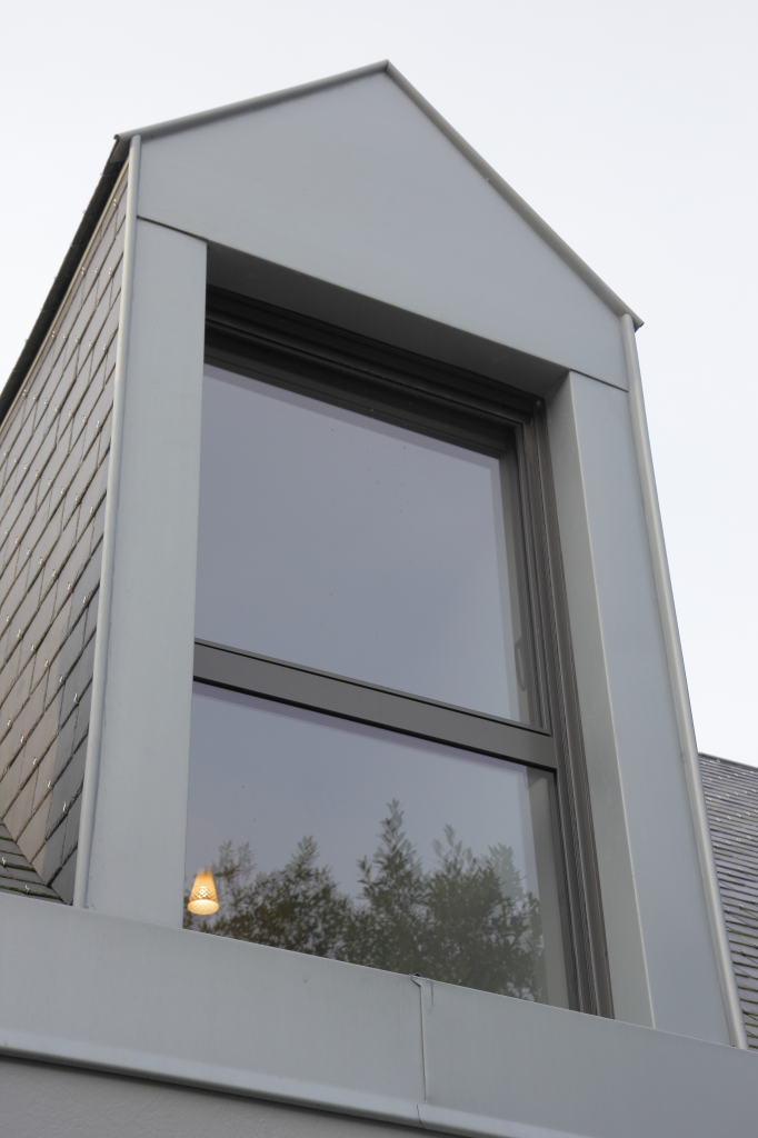 Fenêtre en aluminium avec vitrage, installée en hauteur.