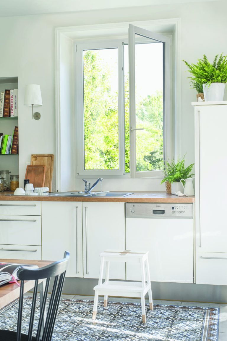 Fenêtre en PVC à ouverture battante, installée dans une cuisine moderne.