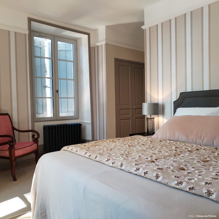 Fenêtre mixte bois/aluminium à six panneaux, avec volets battants.