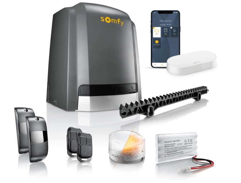 Motorisation Somfy pour portail, incluant moteur, télécommandes, capteurs, batterie de secours et module de contrôle.