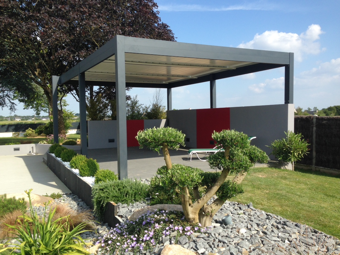Pergola en aluminium avec toiture coulissante, murs en panneaux gris et accents rouges.