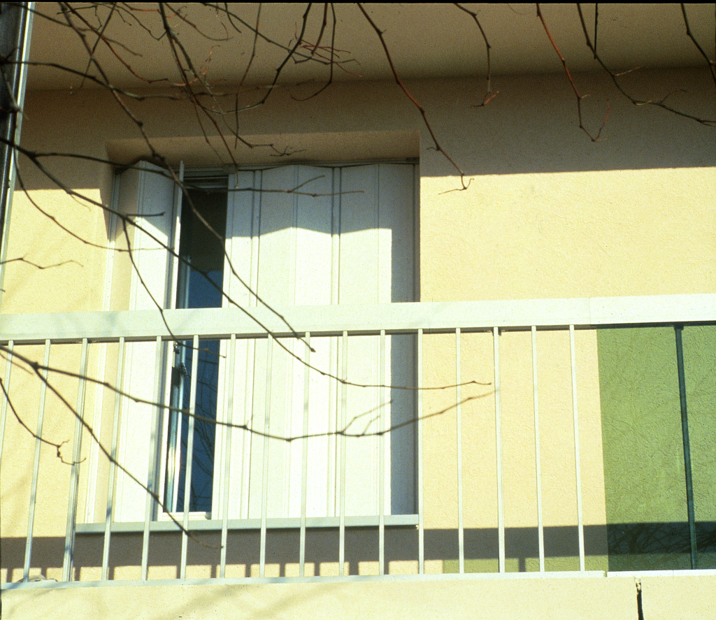 Volet persienne installé sur une fenêtre,