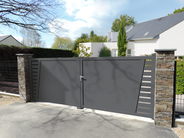 Portail en aluminium gris avec éléments de design rainurés, monté sur piliers en pierre.