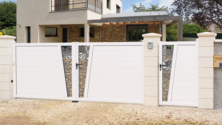 Portail en PVC blanc avec décor en inox à motifs.