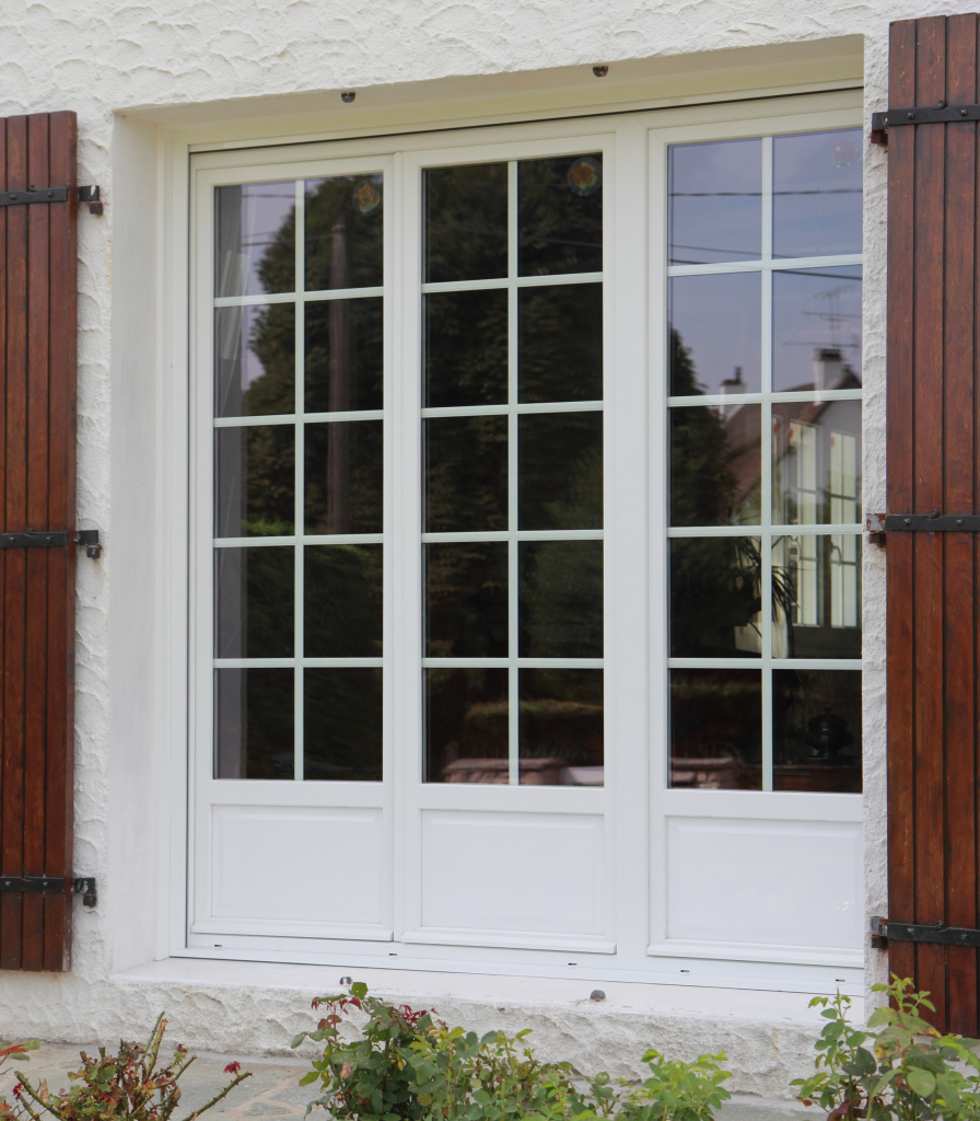 Fenêtre à battants en PVC blanc avec volets en bois, panneaux à carreaux et vitrage clair.