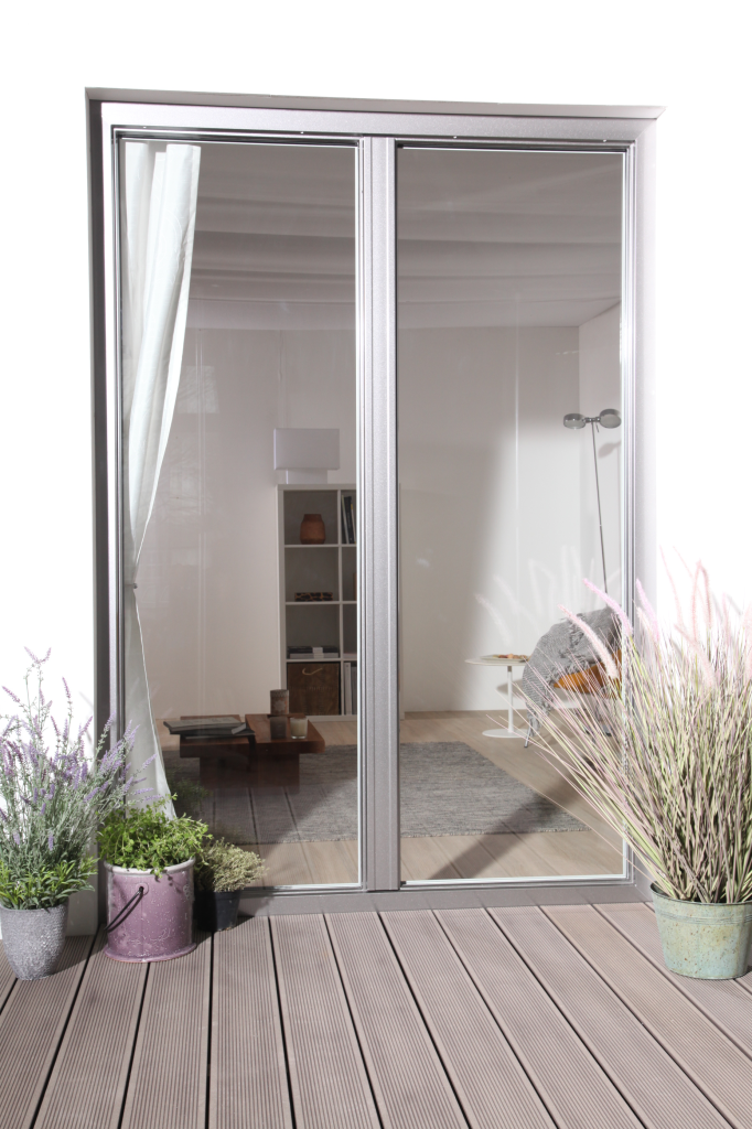 Porte-fenêtre en aluminium à double vitrage, avec rails de départ en bas pour un accès facile.