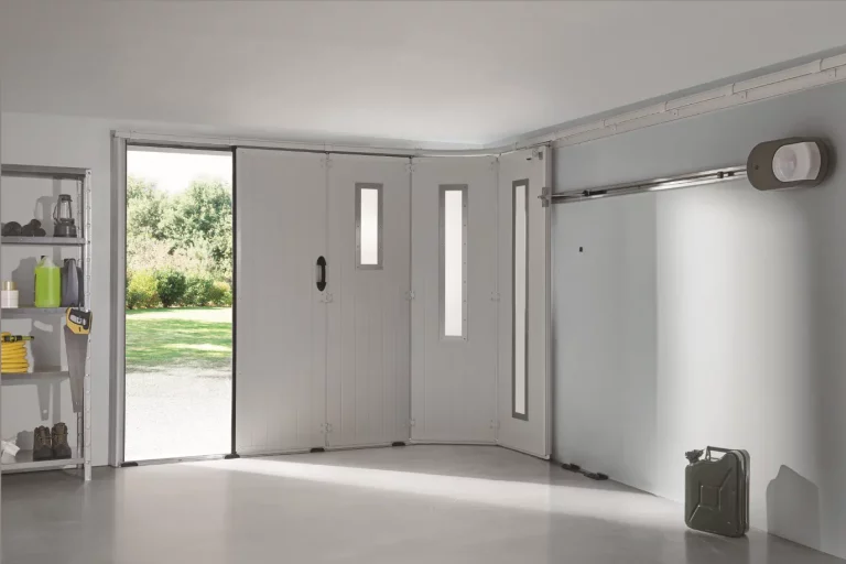 Porte de garage latérale en métal blanc avec fenêtres verticales.