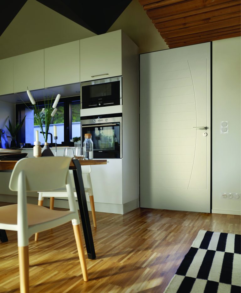 Porte mixte PVC/aluminium avec motif incurvé, finition lisse.