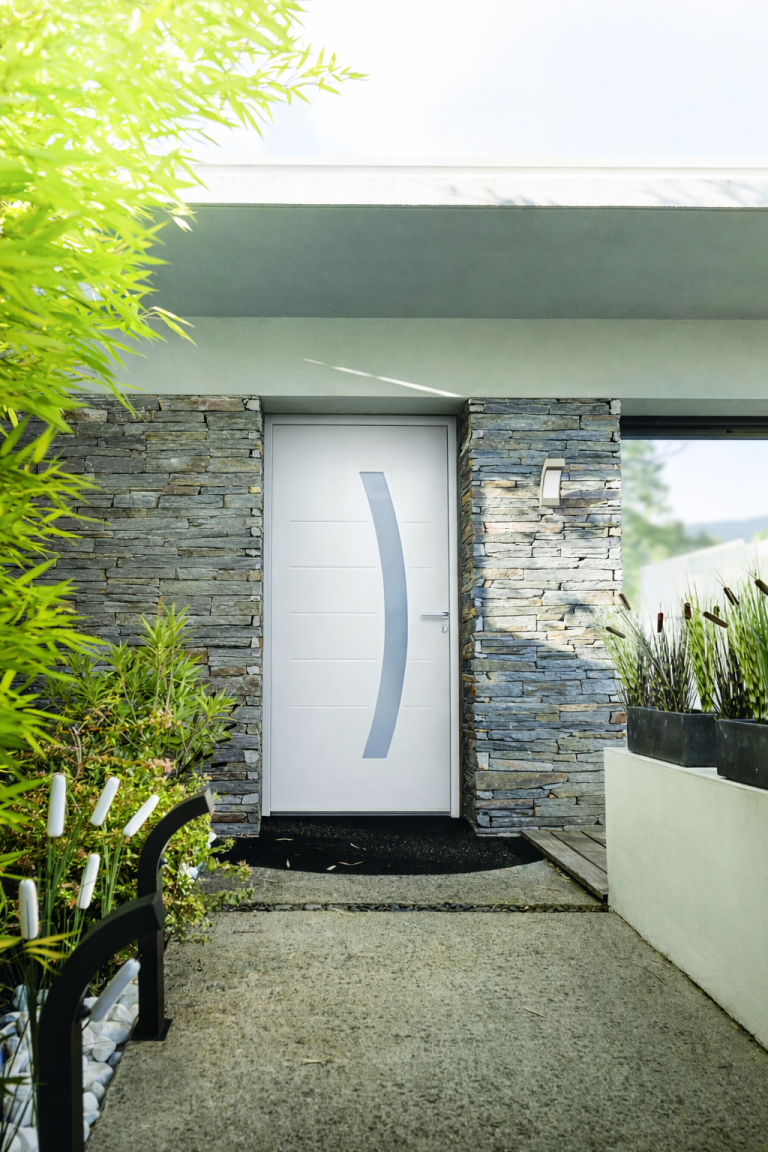 Porte en PVC blanche avec un insert en aluminium, dotée de lignes modernes.