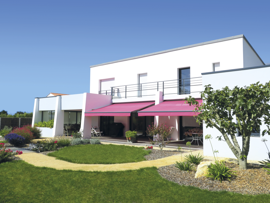 Stores extérieurs en toile rouge installés sur une véranda.