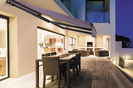 Store banne rétractable en tissu, monté au-dessus d'une terrasse.