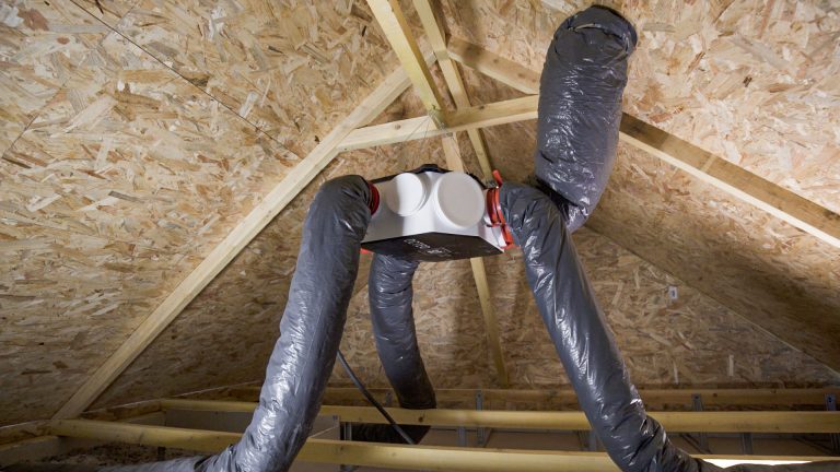 Système de ventilation mécanique contrôlée avec conduits isolés en PVC.