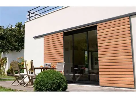 Volet coulissant en bois, installé sur une façade vitrée.