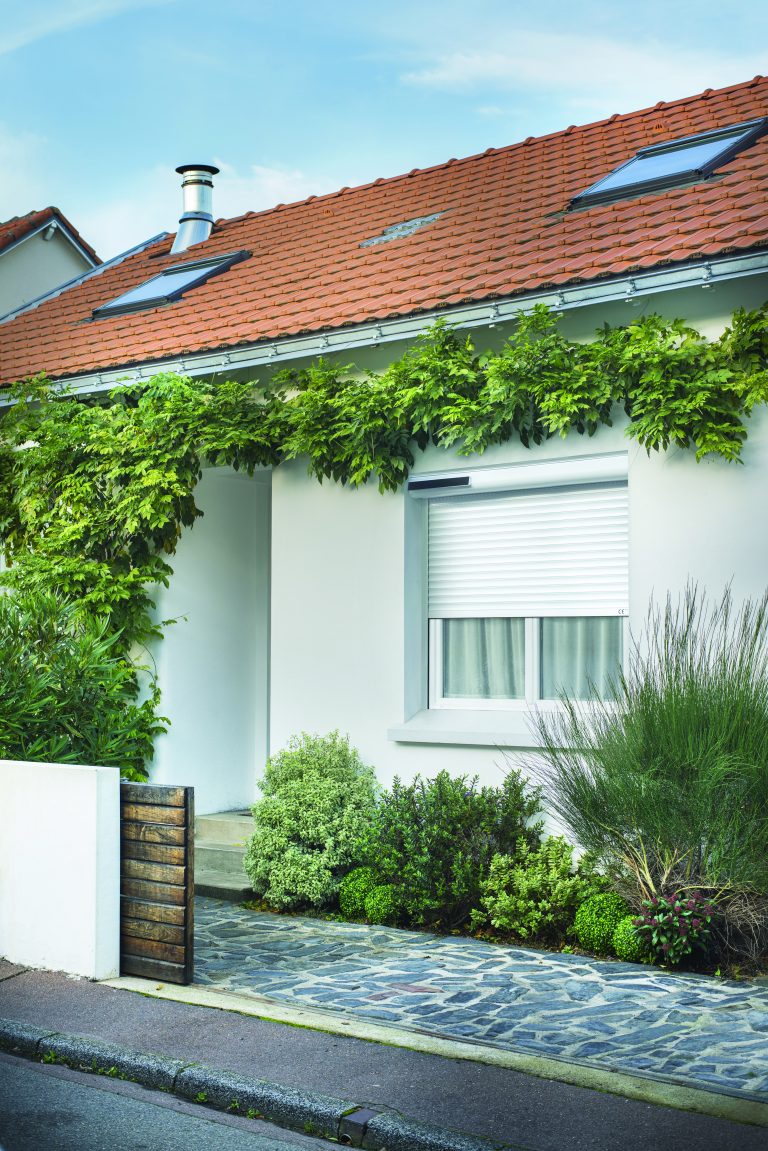 Volet roulant en PVC installé sur une fenêtre.