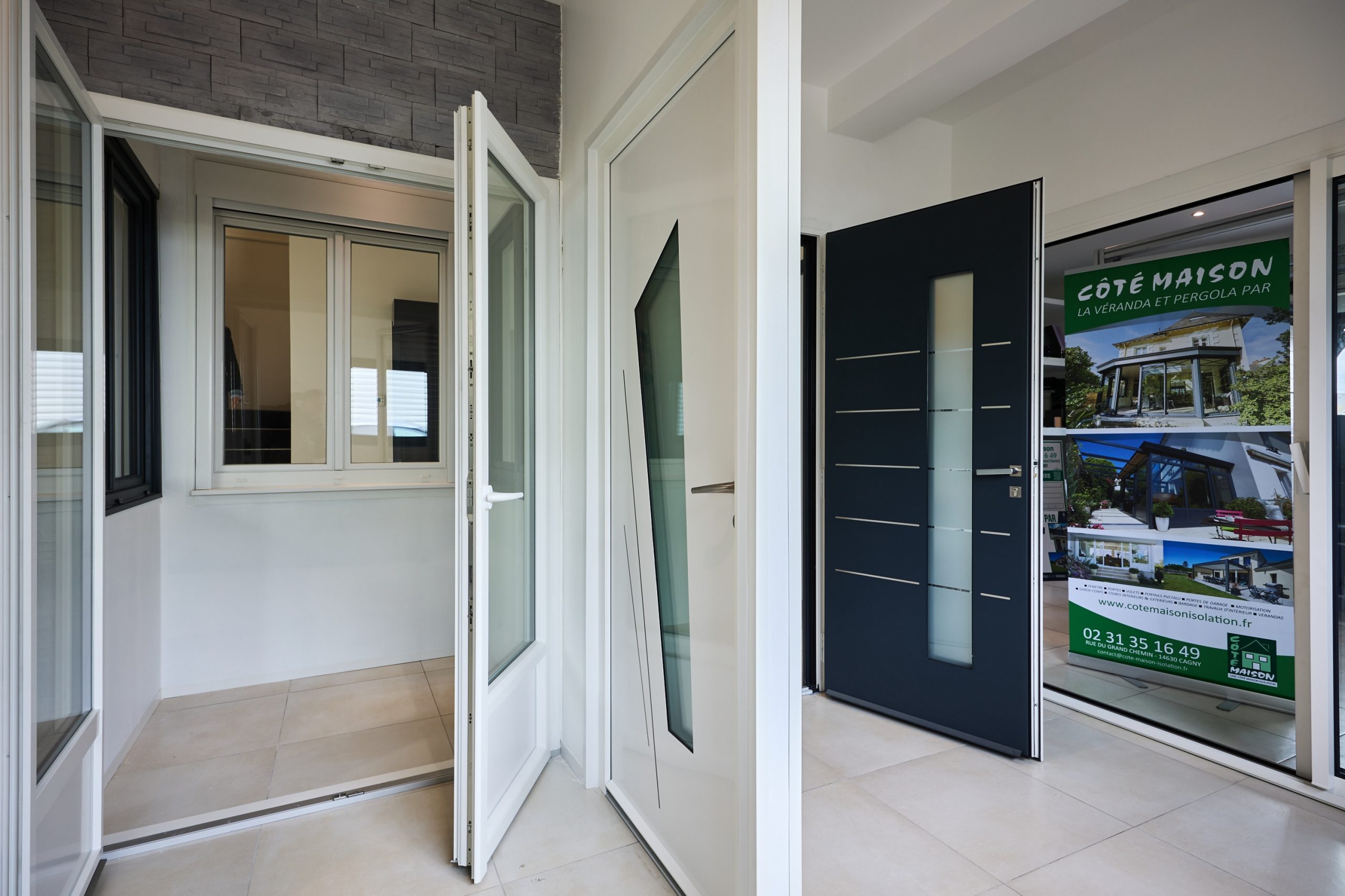 Porte d'entrée moderne en métal noir et fenêtre en PVC blanc.