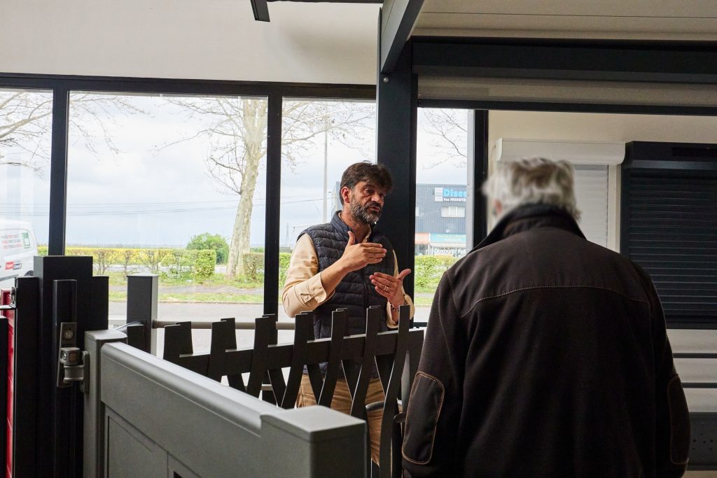 Porte en aluminium avec finition moderne, intégrant un système de sécurité renforcé.