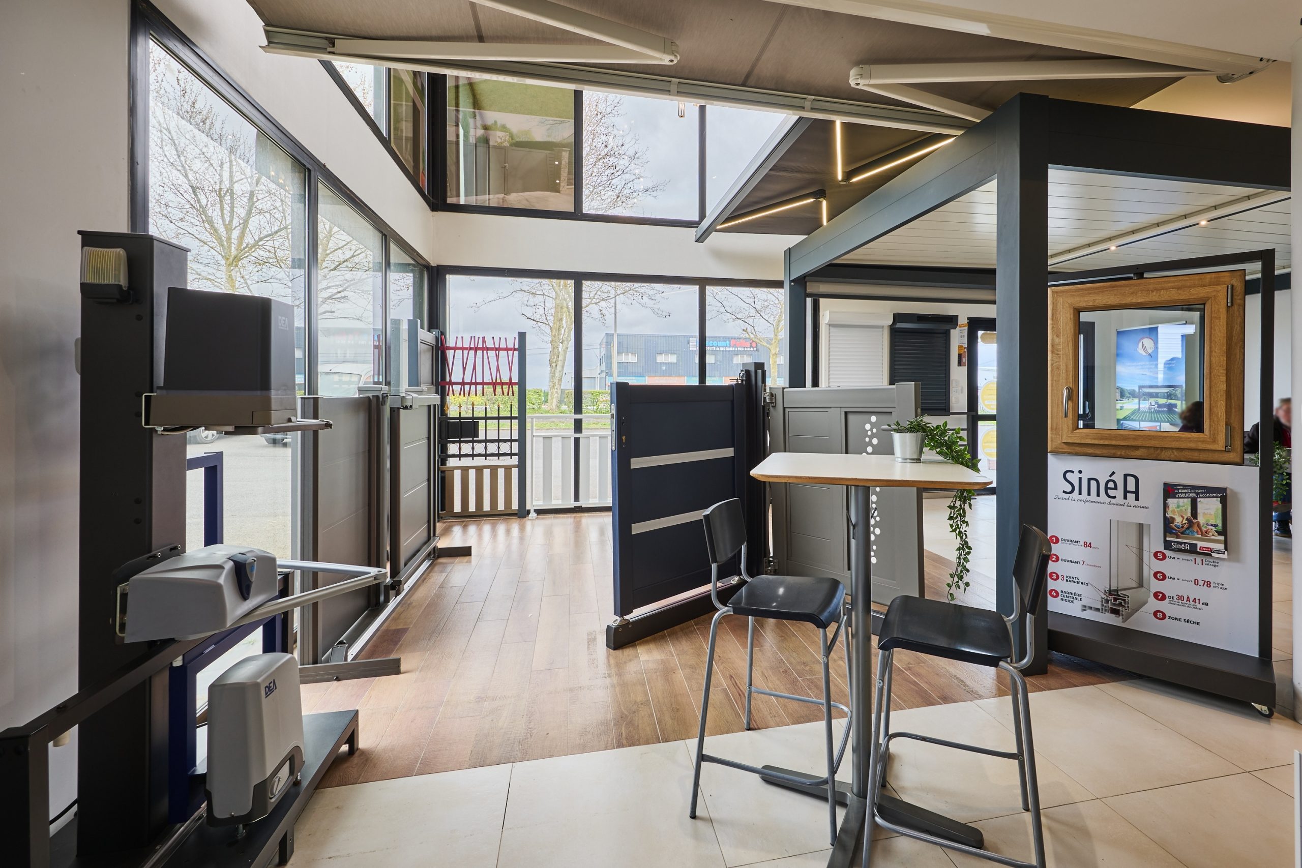 Présentation de différents modèles de fenêtres, portes, volets et stores en aluminium et bois.