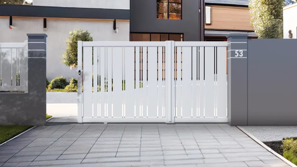 Portail en aluminium blanc avec lames verticales.