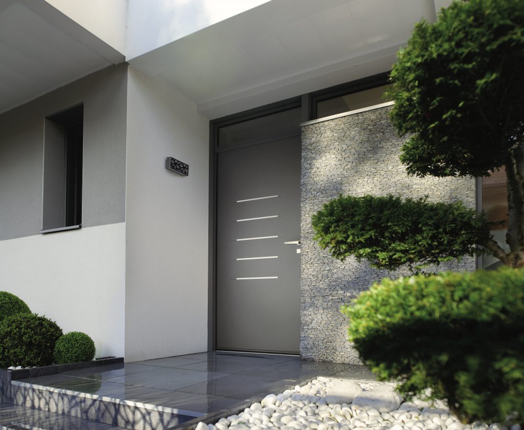 Porte d'entrée en métal gris avec des lignes design.