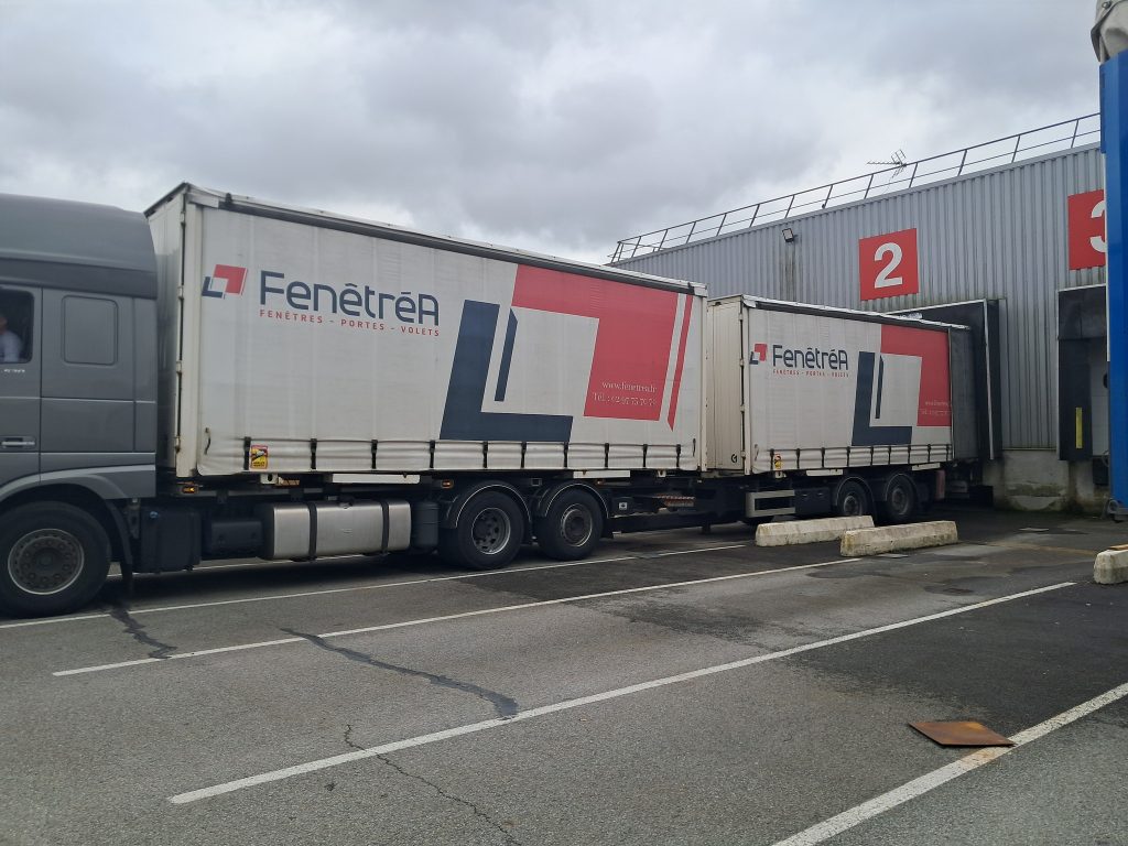 Camion transportant des fenêtres, portes et volets de la marque FenêtreA.